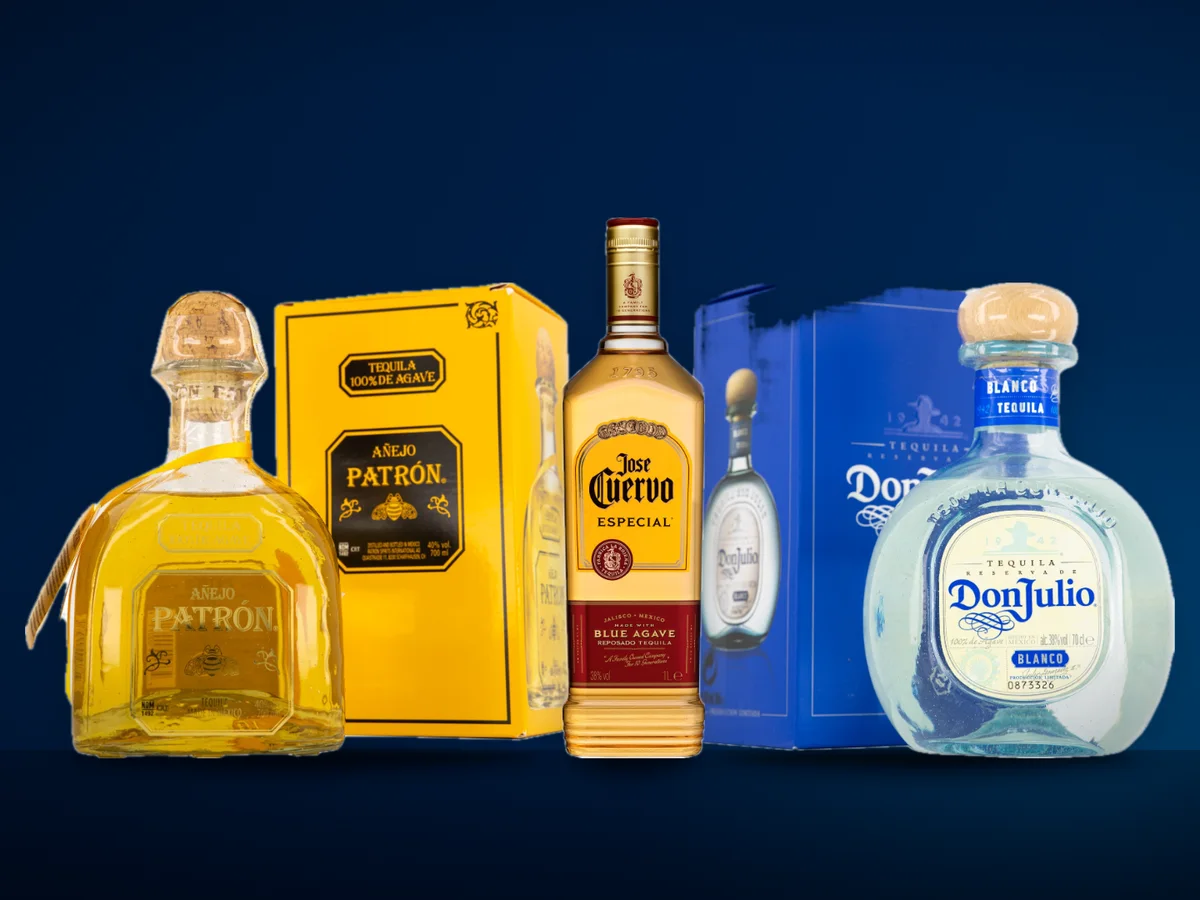 Trei sticle de tequila blanco, reposado si anejo, una langa alta