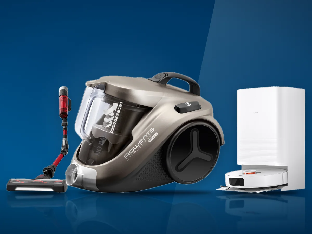Trei aspiratoare: un model cu recipient, unul vertical fara fir si un robot cu statie de golire