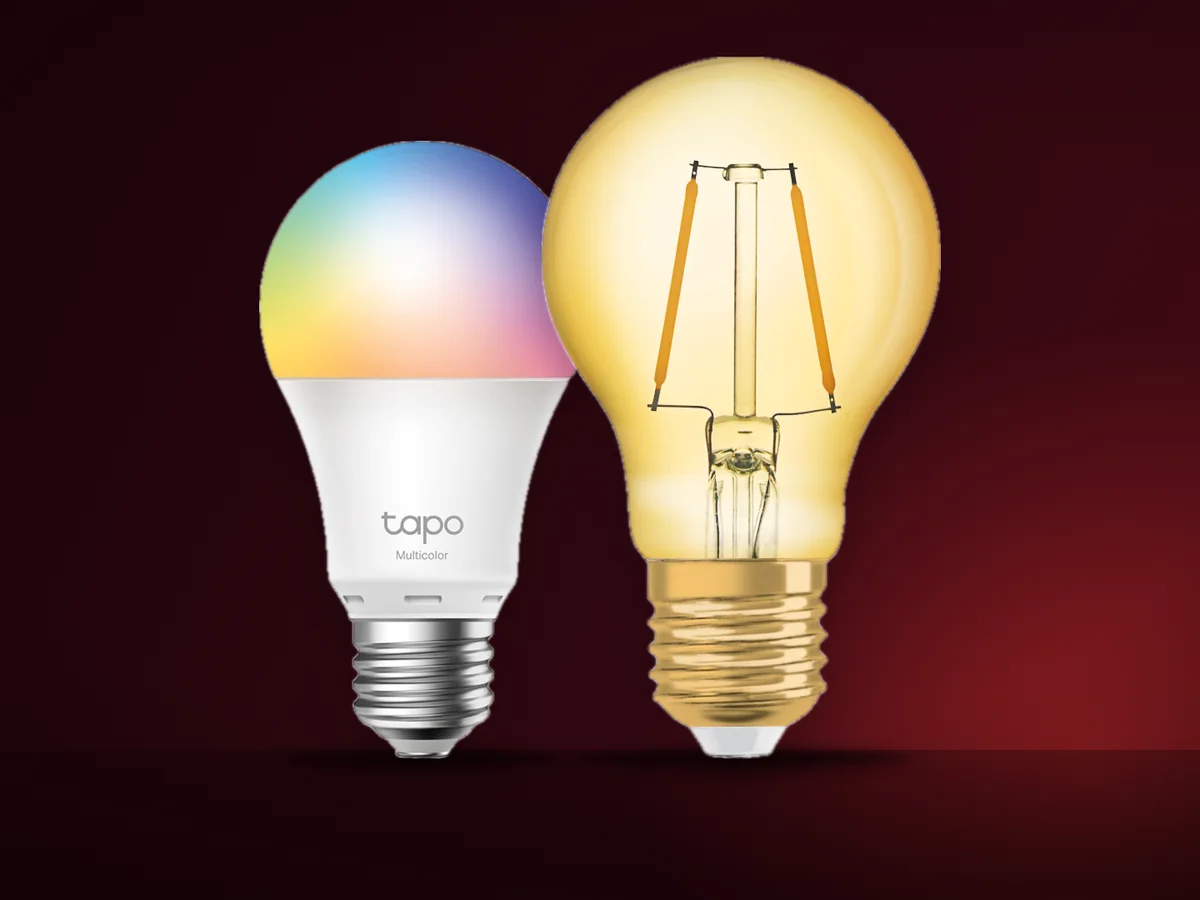 Un bec LED inteligent multicolor si un bec cu filament si sticla aurie, cu soclu E27
