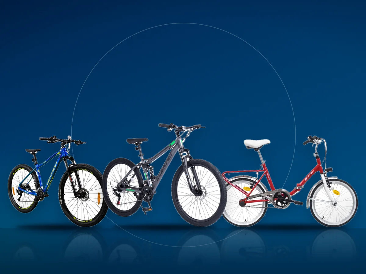Trei biciclete de munte cu roti de 26, 27,5 si 29 de inch, vazute din lateral