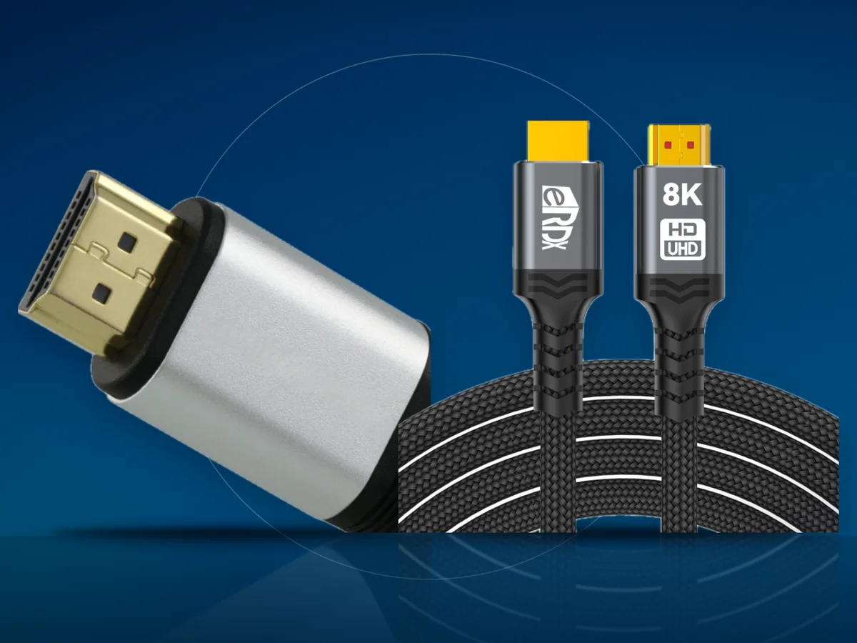 Un conector HDMI argintiu in prim plan si un cablu HDMI cu invelis textil negru