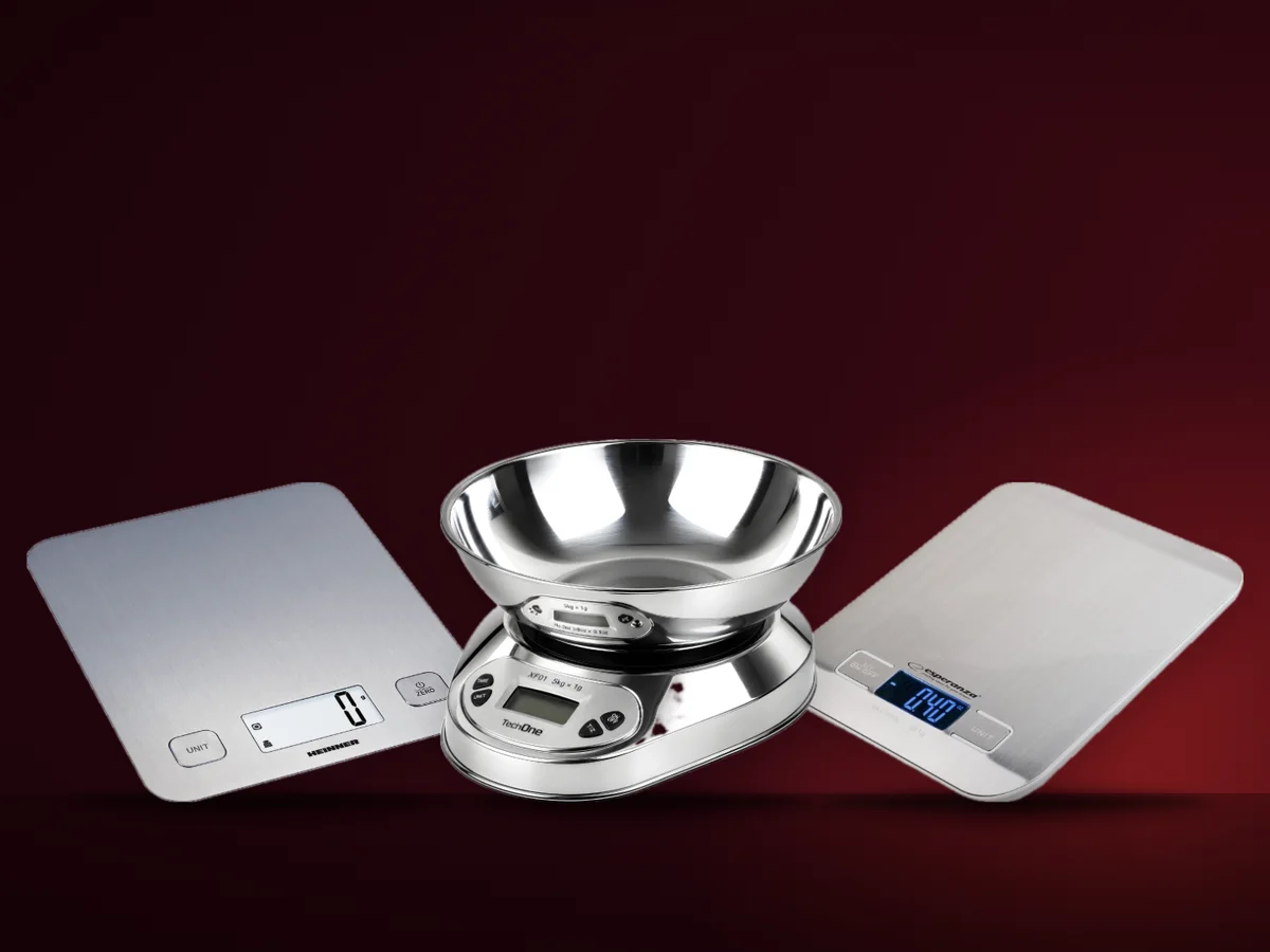 Trei cantare de bucatarie: unul plat de inox, unul cu bol transparent si unul compact cu ecran LED