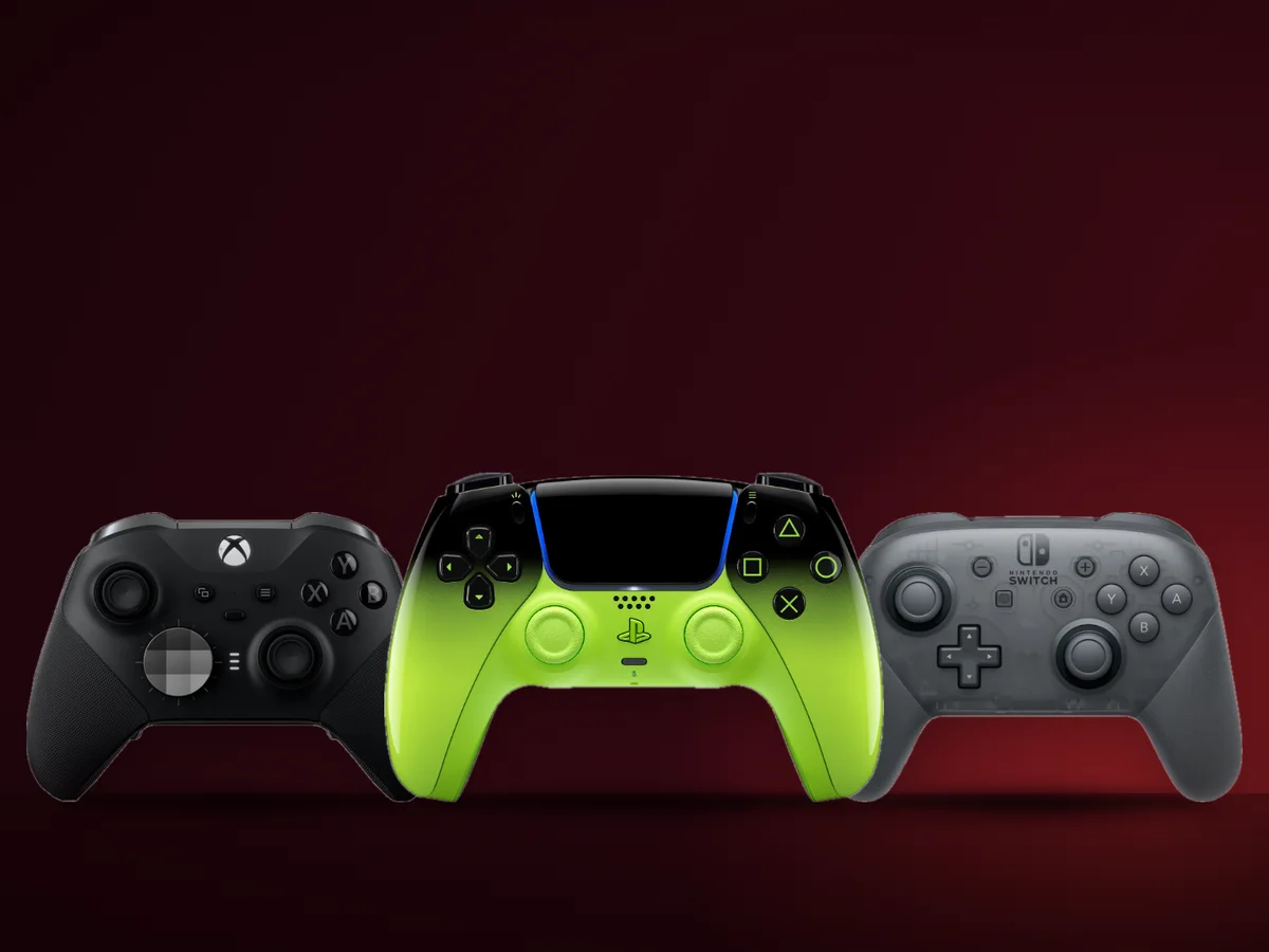 Trei controllere de joc: unul pentru PlayStation, unul pentru Xbox si un gamepad de PC cu fir