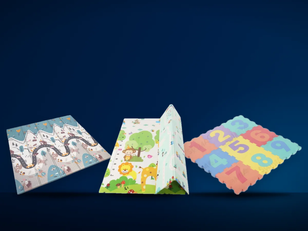 Trei covoare pentru camera copilului: un covor de joaca termic, unul pliabil cu doua fete si un set de placi puzzle