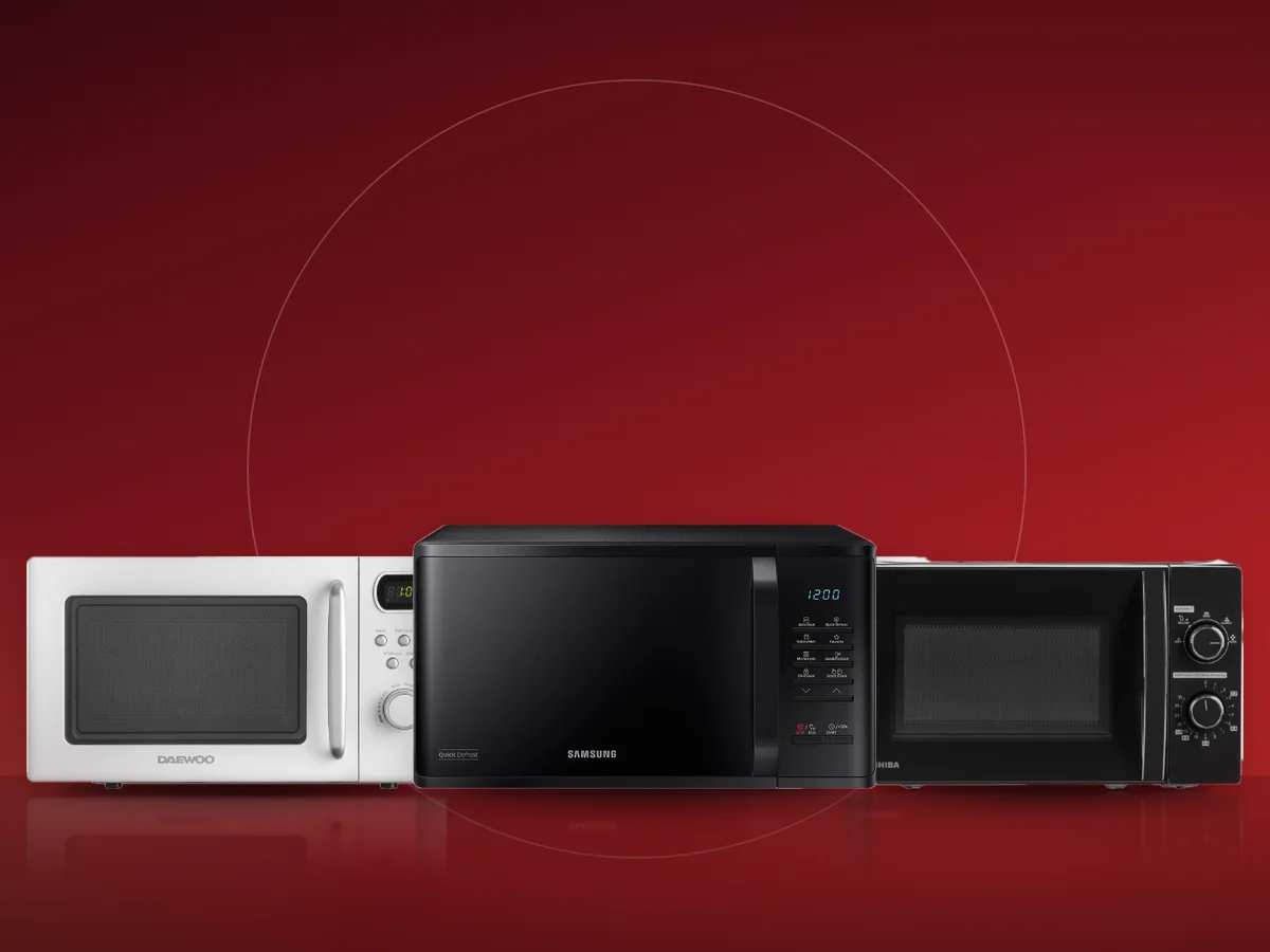 Trei cuptoare cu microunde: Samsung alb de 23 litri, Daewoo negru de 20 litri si Toshiba