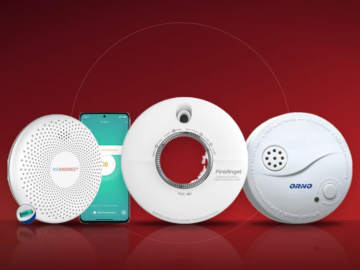 Trei detectoare montate pe tavan: unul de fum, unul combinat fum si monoxid de carbon si unul compact cu WiFi