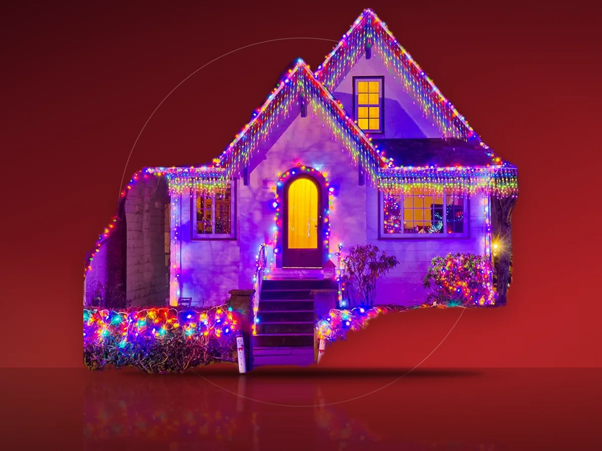 Casa decorata cu instalatie de Craciun turturi Nevermore multicolora