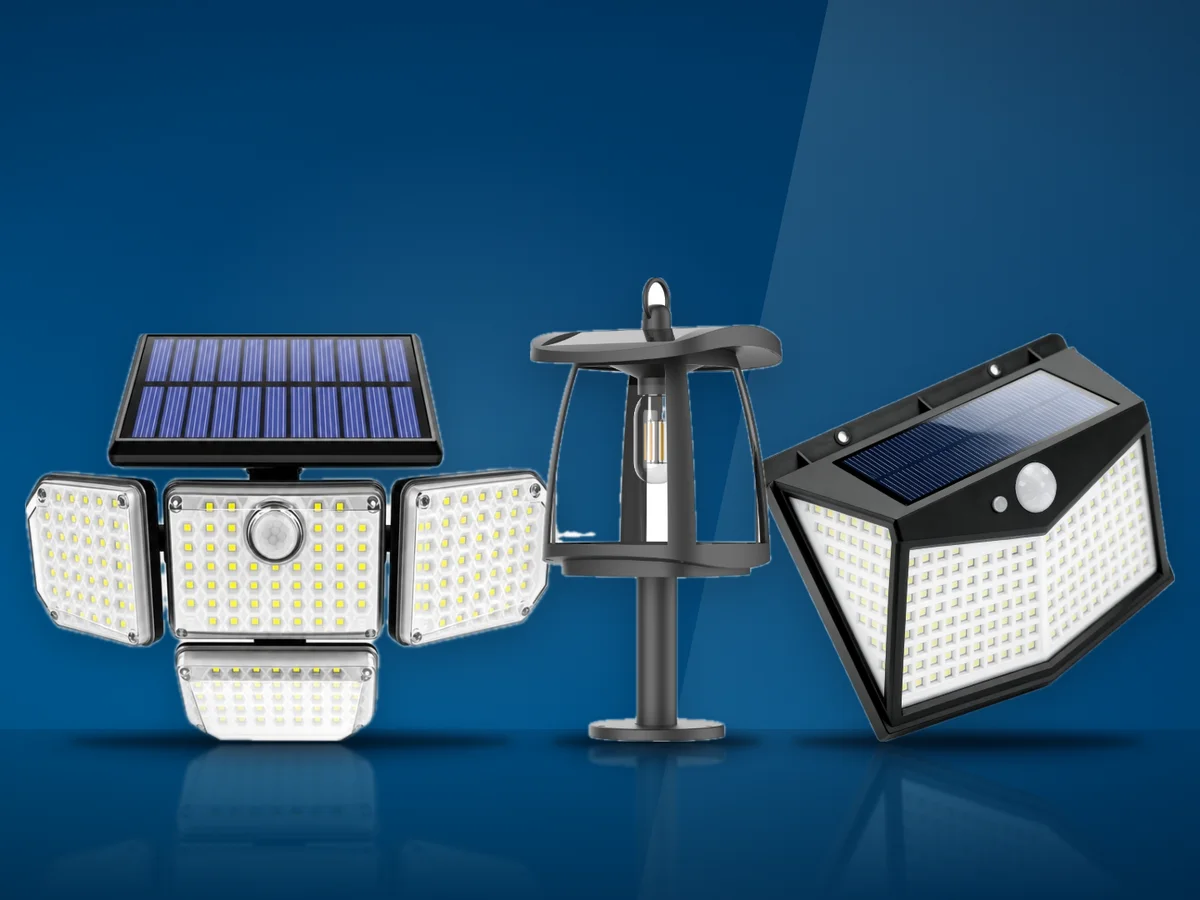 Trei lampi solare de exterior: un proiector cu trei capete si panou, un felinar de alee si o lampa de perete cu senzor