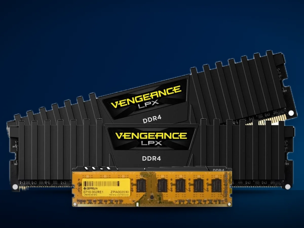 Trei module de memorie RAM: unul cu radiator negru, unul verde fara radiator si un kit de doua bucati