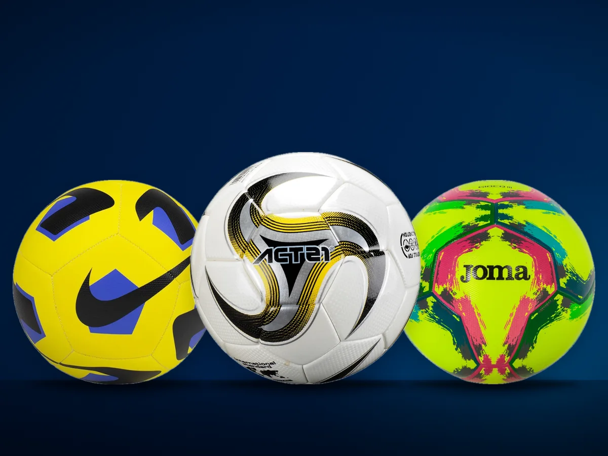 Trei mingi de fotbal pe iarba: una alb-negru clasica, una galbena de antrenament si una multicolora