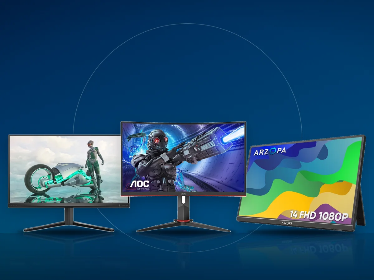 Trei monitoare asezate unul langa altul: unul curbat de 31,5 inch, unul de 24 si un monitor portabil de 14
