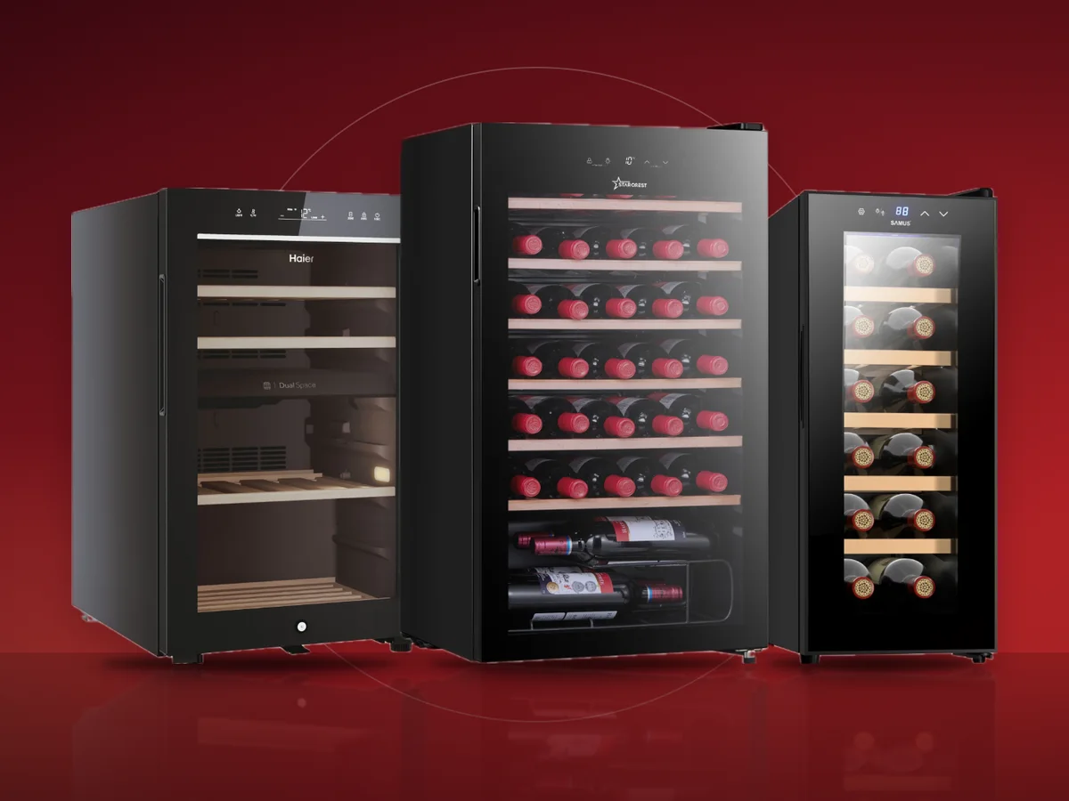 Racitoare de vin cu usa de sticla, rafturi din lemn si iluminare LED