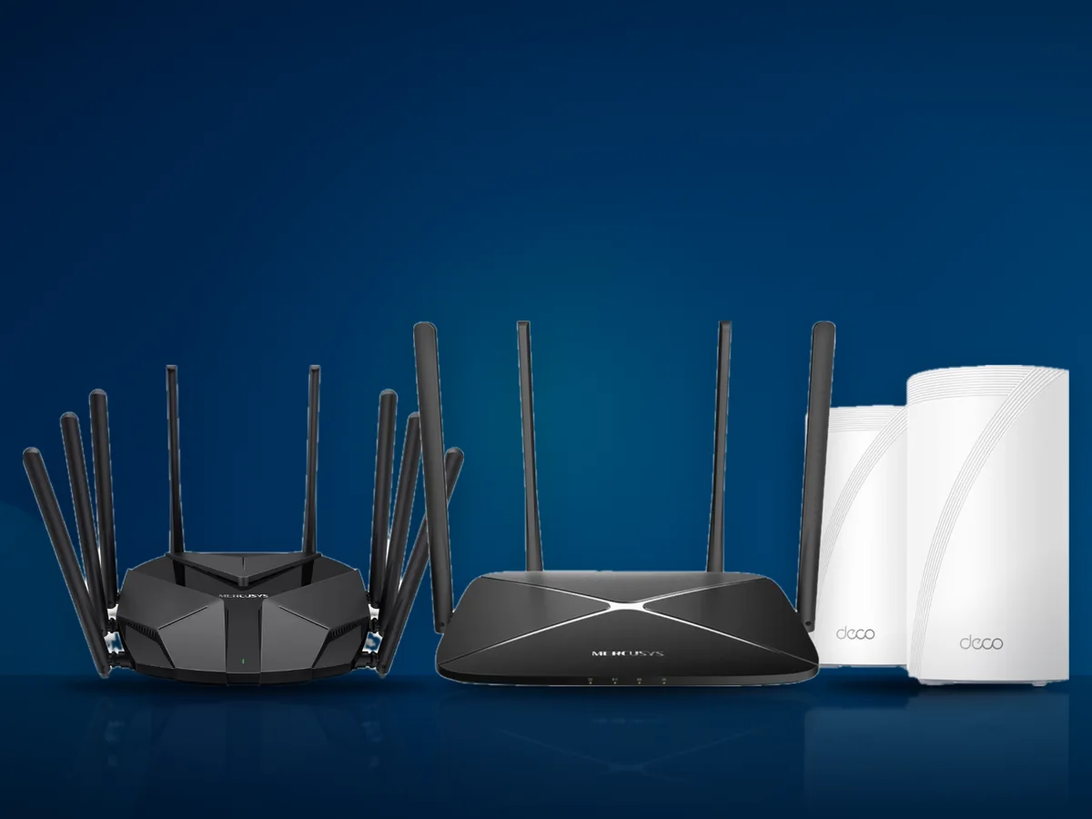 Trei routere wireless cu antene, de dimensiuni diferite