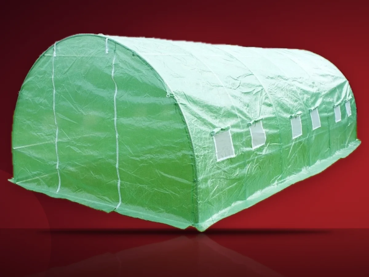 Sera de gradina tip tunel cu folie verde si ferestre cu plasa