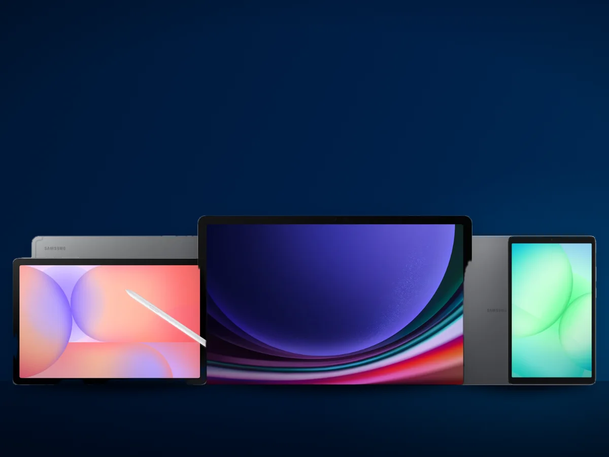 Trei tablete Samsung Galaxy Tab de diagonale diferite, una langa alta