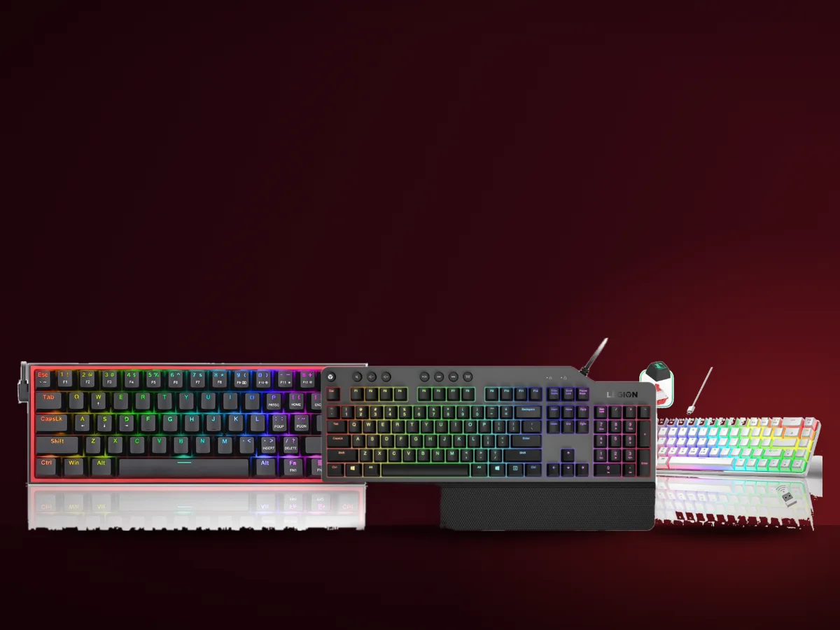 Trei tastaturi mecanice: una compacta de 68 de taste, una completa de 104 si una wireless alba