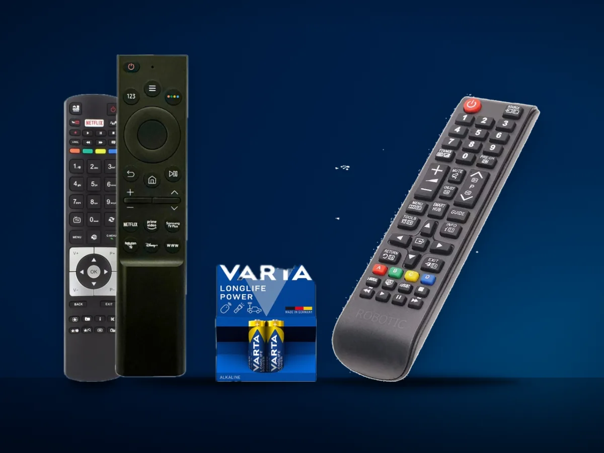 Trei telecomenzi universale negre pentru televizor, cu taste de culoare si butoane de aplicatii