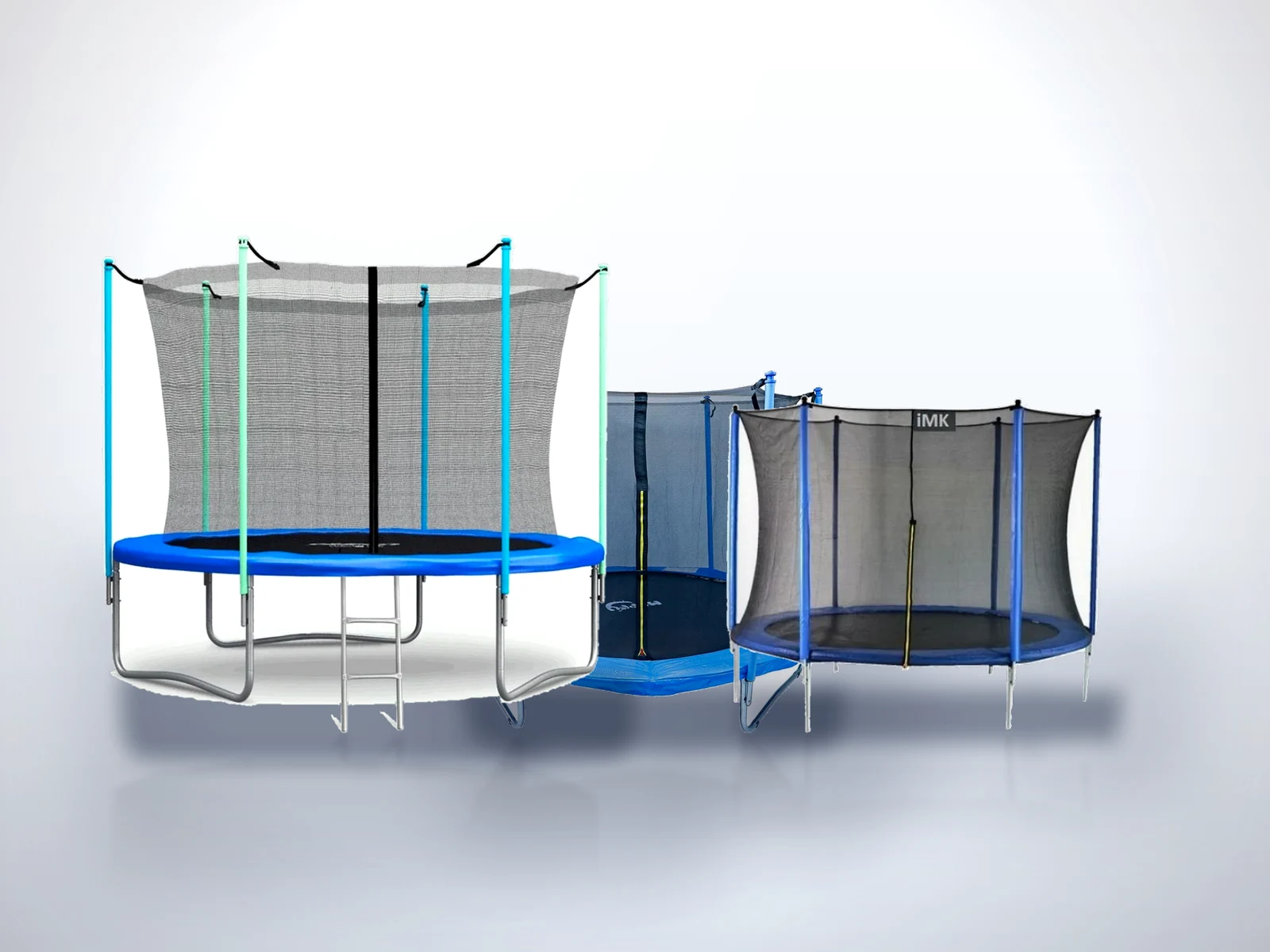 Trei trambuline cu plasa de protectie, de dimensiuni diferite, pe fundal de studio