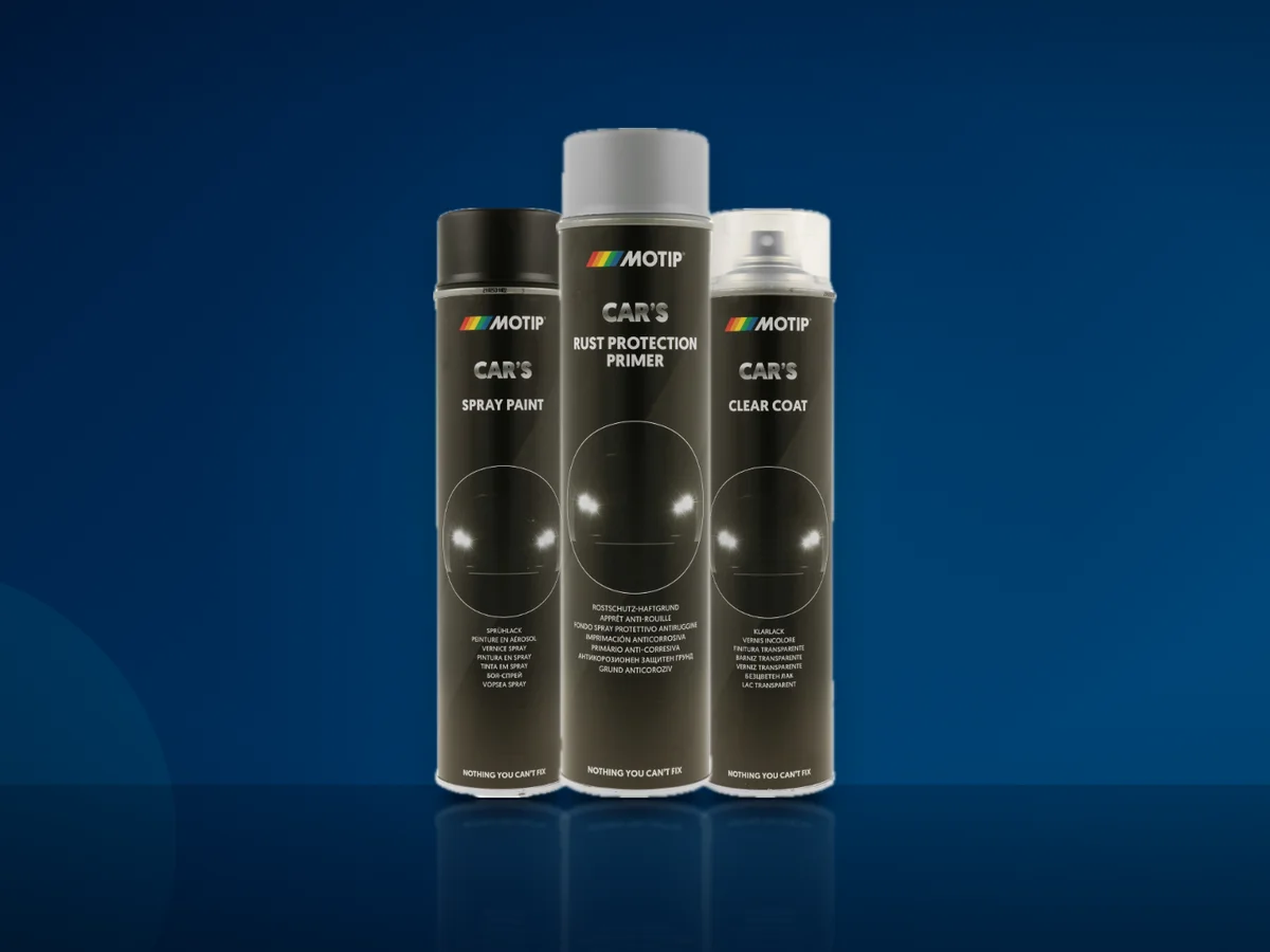 Trei spray-uri auto: grund gri, vopsea si lac transparent, unul langa altul