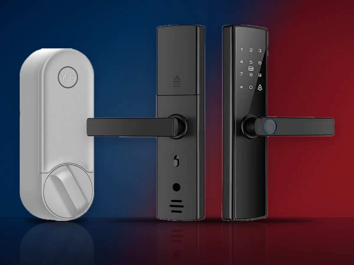 Yale smart cu amprenta si tastatura pe usa, langa o incuietoare inteligenta montata pe interiorul usii